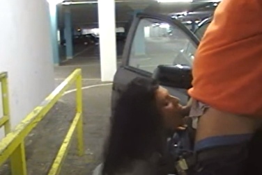 Мама друга отсосала и села на член на парковке