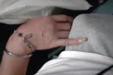 Рыжая трогает возбуждённый член в поезде