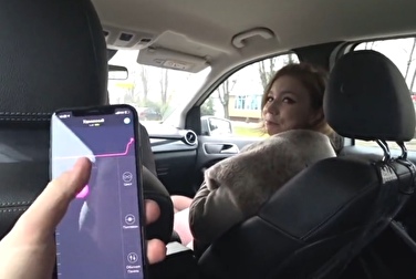 Таксист не понимает, почему моя девушка рядом с ним кончает