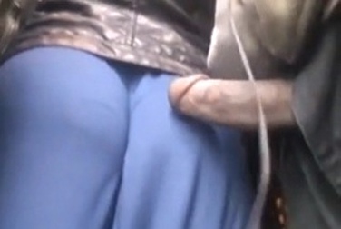 Вуайерист трётся членом о попу девушки в синей юбке